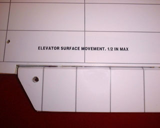 a00142 horiz stab elevator throw labels.jpg (16821 bytes)