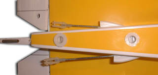 a00142 vert stab captive retainers tight copy.jpg (13002 bytes)