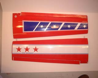 extra300redwingtopandbottom.jpg (18131 bytes)